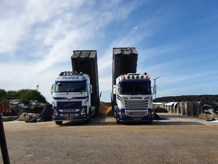 2 Vrachtwagens van container transport